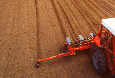 Caminhões para movimentação de terra e apoio logístico
